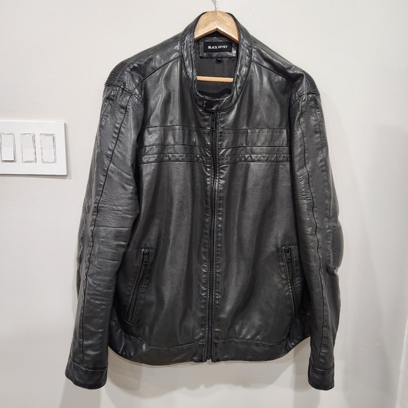 Black Rivet Faux Leather Jacket Mens XXL Black Biker Moto Coat Lined Ribbed - Picture 1 of 12